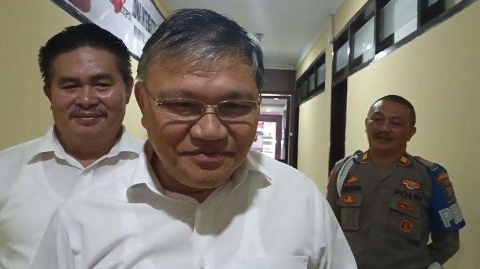 Foto Pdt Hein Arina di sela-sela pemeriksaan di Polda Sulut.