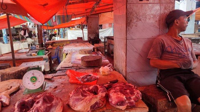 Pedagang babi di Pasar Karombasan Manado