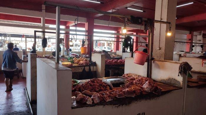 Pedagang daging babi di Pasar Bersehati Manado Sulawesi Utara.