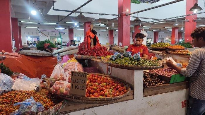 Pedagang bahan pokok di Pasar Bersehati Manado