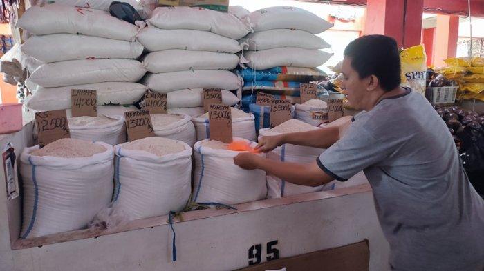 Pedagang beras di Pasar Bersehati Manado