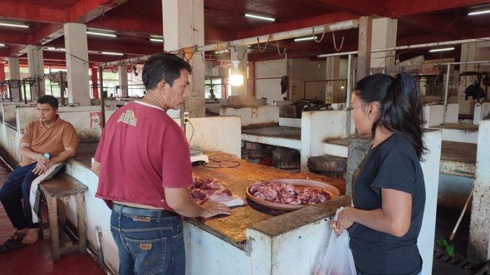Penjual daging babi di Pasar Bersehati Manado saat diwawancarai Tribun Manado, Sabtu (11/5/2024).