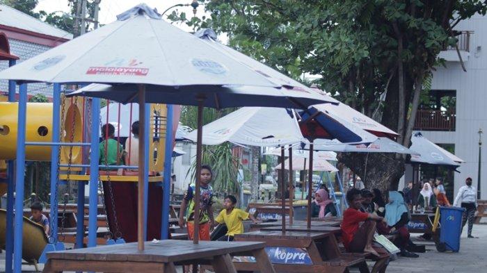 Pedagang di Malalayang Beach Walk 1 Manado  Sulawesi Utara, Senin (27/11/2023). (Foto: Wendia Putra Paputungan).