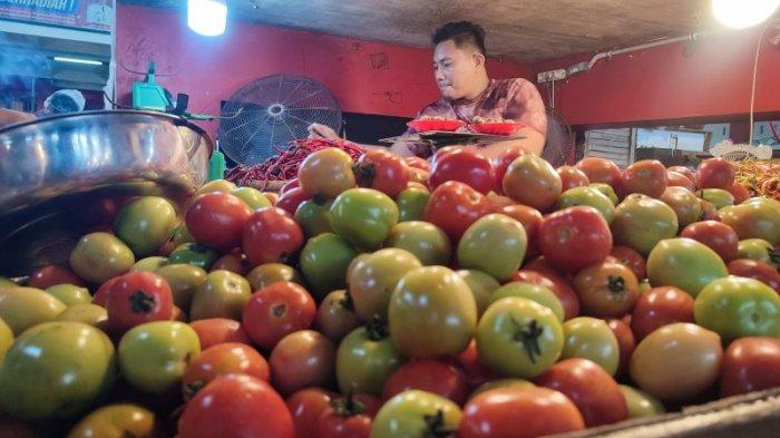 Pedagang di Pasar Bersehati, Manado, Sulawesi Utara, Selasa (2/7/2024).