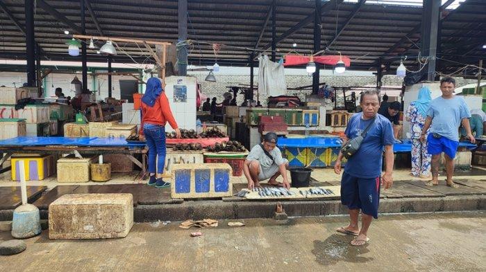 Penjual ikan di Pasar Bersehati Manado Sulawesi Utara, Sabtu (22/6/2024).