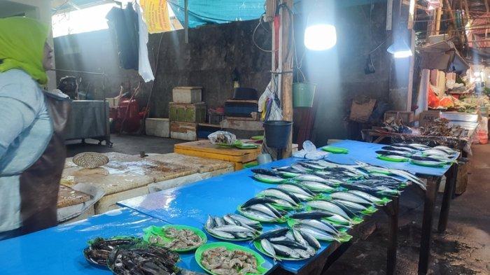 Pedagang ikan di Pasar Tuminting, Manado, Sulawesi Utara, Sabtu (2/9/2023).