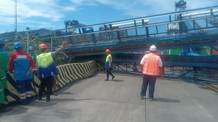 PETI KEMAS: Wakapolsek Pelabuhan saat di lokasi RTG yang roboh, Bitung Sulawesi Utara, Rabu 21 Mei 2025.