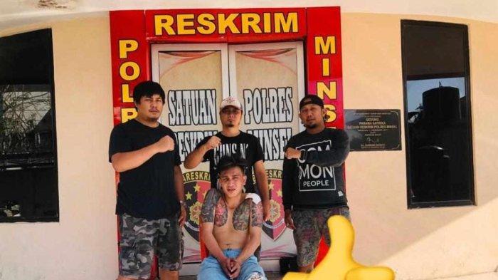 Pelaku penikaman bayi di Minsel (pria bertato) saat diringkus Polres Minahasa Selatan.
