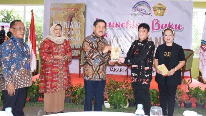 Luddy Wullur dan Lidya Katuuk menyerahkan buku ‘Kolintang The Sound of Heaven’ pada peluncuran buku tersebut di kompleks Balai Pustaka, Jakarta, Kamis (10/10/2024).