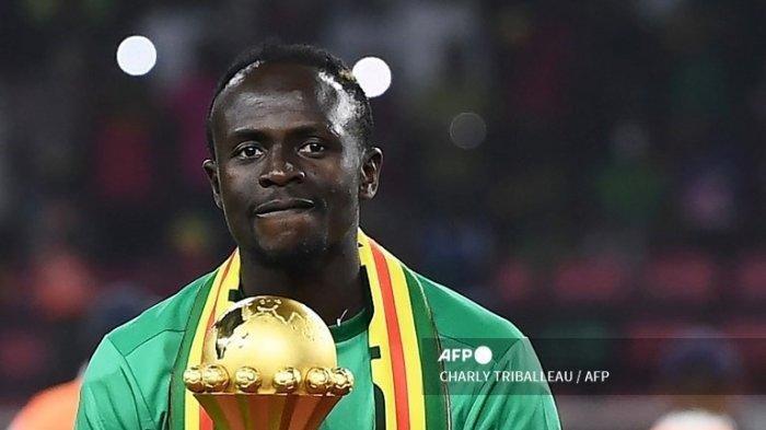 Inilah profil Sadio Mane, bintang Timnas Senegal di Piala Dunia 2022 - Pemain depan Senegal Sadio Mane memegang trofi sebelum upacara setelah menang setelah pertandingan sepak bola final Piala Afrika (CAN) 2021 antara Senegal dan Mesir di Stade d'Olembe di Yaounde pada 6 Februari 2022.
