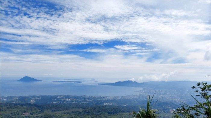 GUNUNG DI SULUT: Pemandangan Teluk Manado dari puncak Gunung Empung, Senin (30/6/2025). Tampak juga sejumlah pulau seperti Manado Tua, Bunaken hingga Siladen.