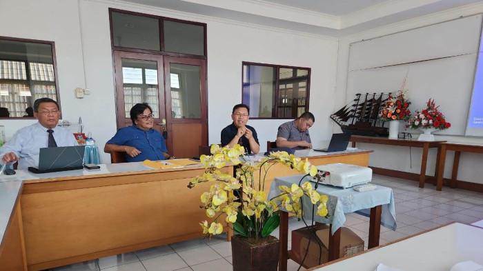 Rapat pemaparan Tim Studi Kelayakan Pembentukan Keuskupan Sulawesi Tengah kepada Uskup Manado Mgr Rolly Untu MSC di Wisma Keuskupan Manado, Senin (21/7/2025).