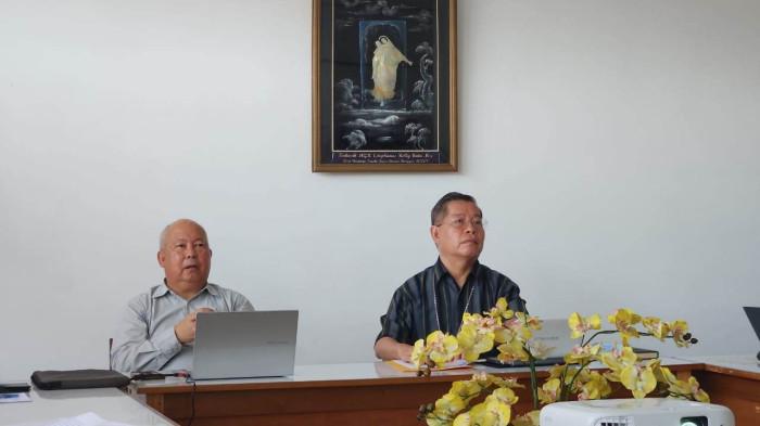 Uskup Keuskupan Manado Mgr Rolly Untu MSC bersama Ketua Tim Studi Kelayakan Pembentukan Keuskupan Sulawesi Tengah Prof Dr Recky Raco mendengarkan pemaparan tim.