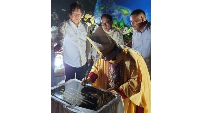 Uskup Manado Mgr Rolly Untu MSC menandatangani prasasti pemberkatan patung dan Taman Maria Paroki Maria Ratu Damai Tomohon, Jumat (11/10/2024).