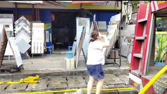 Pemilik ruko yang histeris pada saat kebakaran di kelurahan Bahu, Kecamatan Malalayang, Manado.