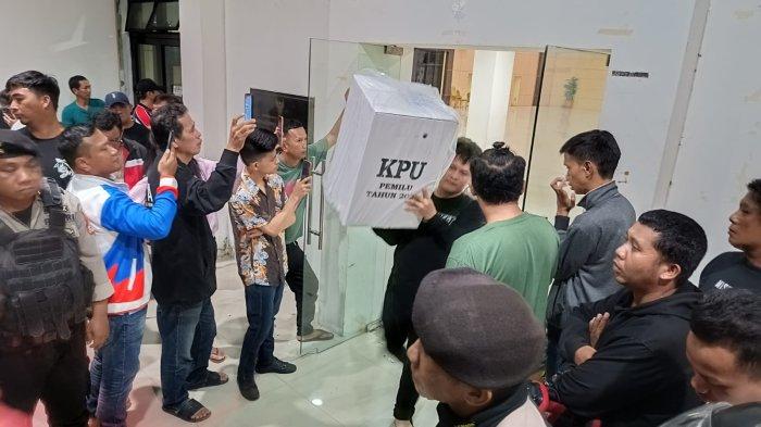 Pemindahan kotak suara Kecamatan Wenang dari Graha Gubernuran, Jumat 16 Februari 2024 Pukul 00.25 Wita. 