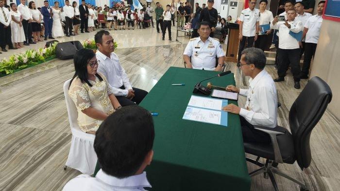 SAKSI: Gubernur YSK bertindak sebagai saksi dari mempelai laki-laki, sedangkan saksi mempelai perempuan diwakili oleh Bupati atau Wali Kota masing-masing daerah, di Pemprov Sulut, Rabu 30 April 2025.