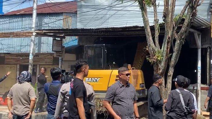 Pengadilan Negeri Manado melaksanakan eksekusi lahan di Jalan Samratulangi 15, kelurahan titiwungan utara kota Manado, Sulawesi Utara, Rabu (24/4/2024).