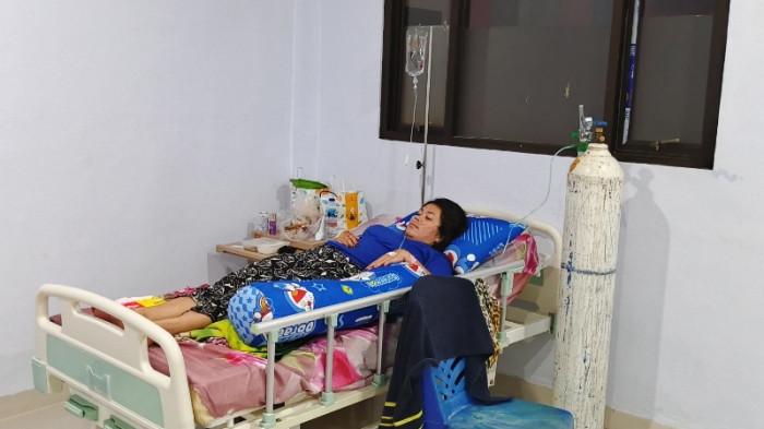 KORBAN: Pengakuan Evi Sihite korban kebakaran KM Barcelona VA saat berada di RSUD Maria Walanda Maramis di Airmadidi, Minahasa Utara, Sulut, Senin (21/7/2025). Evi Mengaku kecewa tidak ada pemberitahuan saat kebakaran hingga alat keselamatan tidak lengkap.