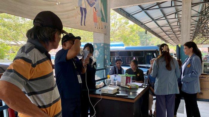 Pengecekan Kesehatan yang dilakukan Mahasiswa Unsrat dan Kementrian Perhubungan di Terminal Malalayang, Manado, Sulawesi Utara, Selasa (3/10/2023).