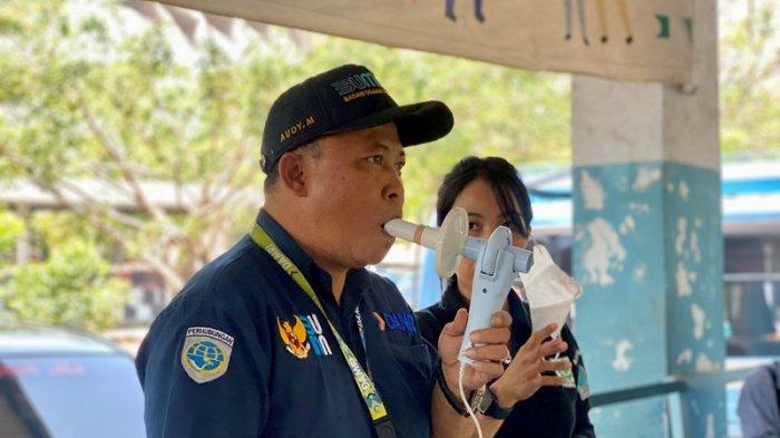 Pengecekan Kesehatan yang dilakukan Mahasiswa Unsrat dan Kementrian Perhubungan di Terminal Malalayang, Manado, Sulawesi Utara, Selasa (3/10/2023).