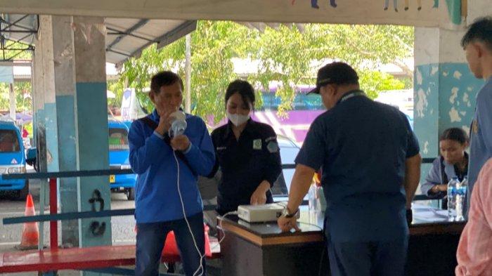 Pengecekan Kesehatan yang dilakukan Mahasiswa Unsrat dan Kementrian Perhubungan di Terminal Malalayang, Manado, Sulawesi Utara, Selasa (3/10/2023).
