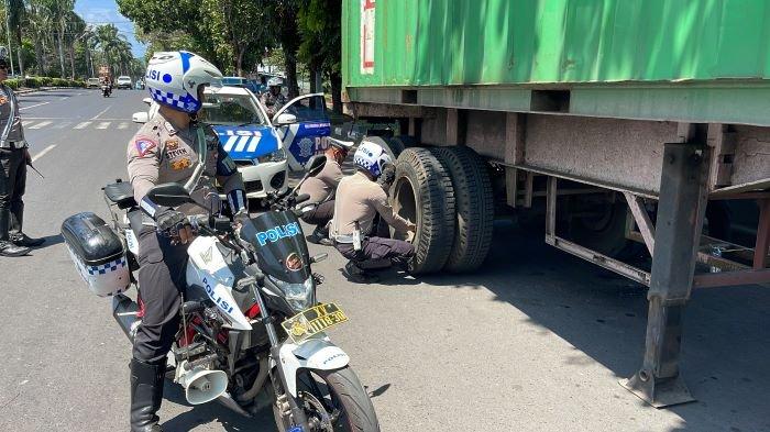 Pengembosan roda kendaraan di Bitung
