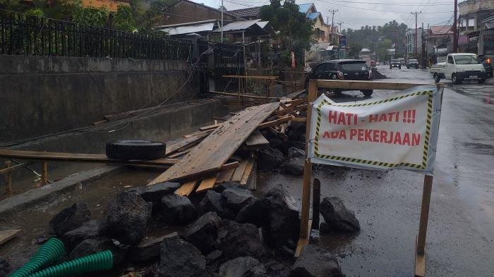 Pengerjaan drainase di Jalan Maesa, Ranomuut, Paal Dua, Manado, Sulawesi Utara, Sabtu (25/11/2023).