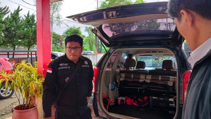 Penggeledahan di kantor DLH Manado.