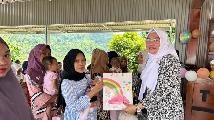 Pengurus IBI Bolsel saat memberikan susu gratis kepada ibu hamil d