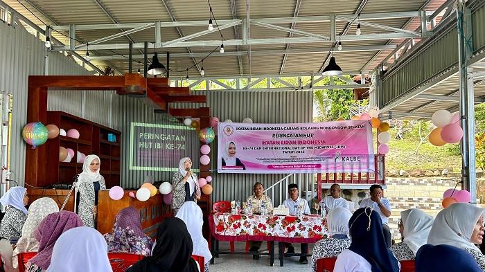 IKATAN BIDAN INDONESIA: Pengurus IBI Bolsel saat memberikan susu gratis kepada ibu hamil dan balita di Kecamatan Pinolosiam Timur (Pintim), Kabupaten Bolsel, Sulawesi Utara (Sulut), Rabu 30 Juli 2025 di teluk H2M, Motandoi.