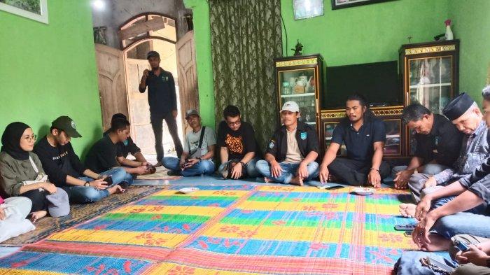 Pengurus KSM Rimeung Aulia saat menceritakan kepada wartawan kalau warganya pernah dimakan harimau