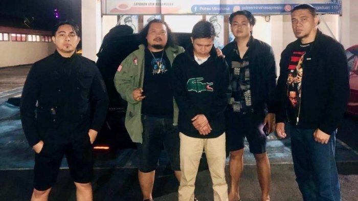 PENIKAMAN - Penikaman kembali terjadi di Tondano, Kabupaten Minahasa, Sulawesi Utara. Tim Resmob Tarantula yang dipimpin Aipda Suryadi SH kembali mengamankan pelaku penikaman beserta dengan barang bukti pisau (badik) yang terjadi di Kelurahan Tolour, Kecamatan Tondano Timur, Sabtu (28/6/2025) malam, sekitar pukul 21.30 Wita.