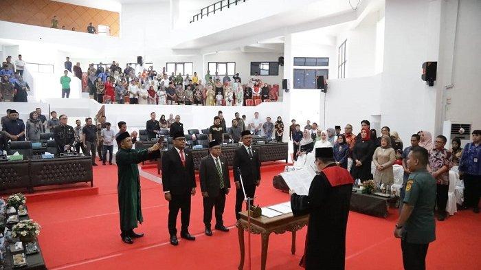 Penjabat (Pj) Wali Kota Kotamobagu, Abdullah Mokoginta, menghadiri rapat paripurna Dewan Perwakilan Rakyat Daerah (DPRD) Kota Kotamobagu dalam rangka pengucapan sumpah/janji pimpinan DPRD Kota Kotamobagu masa jabatan 2024-2029, di Gedung DPRD Kota Kotamobagu, Sulawesi Utara (Sulut), Kamis (24/10/2024).