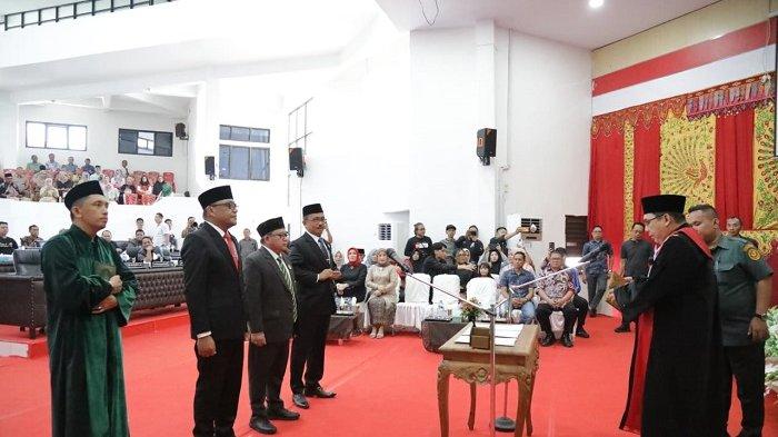 Penjabat (Pj) Wali Kota Kotamobagu, Abdullah Mokoginta, menghadiri rapat paripurna Dewan Perwakilan Rakyat Daerah (DPRD) Kota Kotamobagu dalam rangka pengucapan sumpah/janji pimpinan DPRD Kota Kotamobagu masa jabatan 2024-2029, di Gedung DPRD Kota Kotamobagu, Sulawesi Utara (Sulut), Kamis (24/10/2024).
