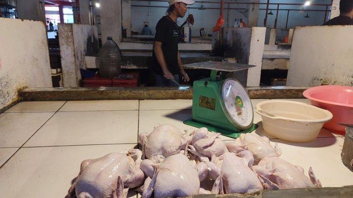 Penjual daging ayam di Pasar Bersehati Manado, Rabu (3/7/2024).