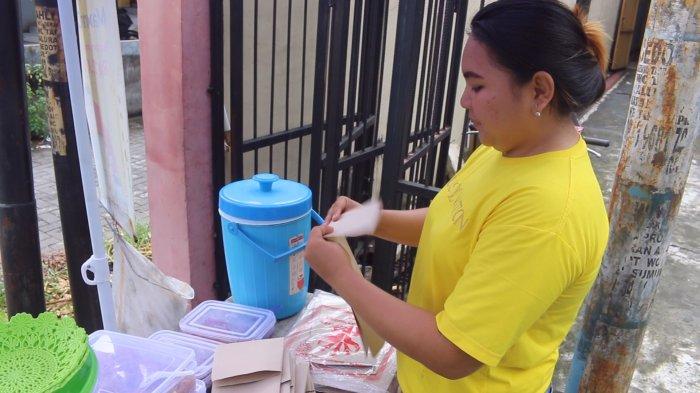 Penjual nasi kuning enak Rp 5.000 per bungkus di Jalan Wolter Mongisidi, Kelurahan Malalayang Satu Barat, Manado, Sulawesi Utara, Senin (1/4/2024).