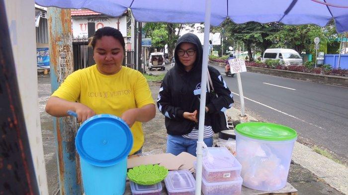 Penjual nasi kuning enak Rp 5.000 per bungkus di Jalan Wolter Mongisidi, Kelurahan Malalayang Satu Barat, Manado, Sulawesi Utara, Senin (1/4/2024).
