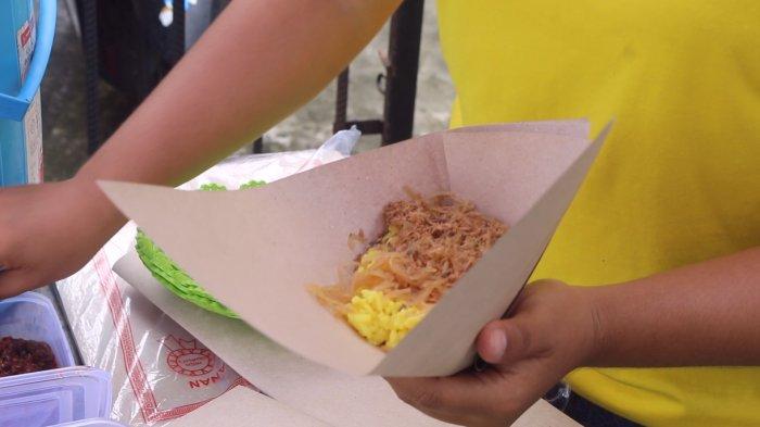 Penjual nasi kuning enak Rp 5.000 per bungkus di Jalan Wolter Mongisidi, Kelurahan Malalayang Satu Barat, Manado, Sulawesi Utara, Senin (1/4/2024).
