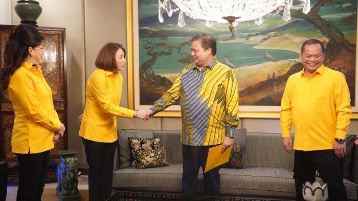 Penyerahan SK Partai Golkar bagi E2L-MEP di kediaman Airlangga Hartarto, Jumat (19/7/2024).