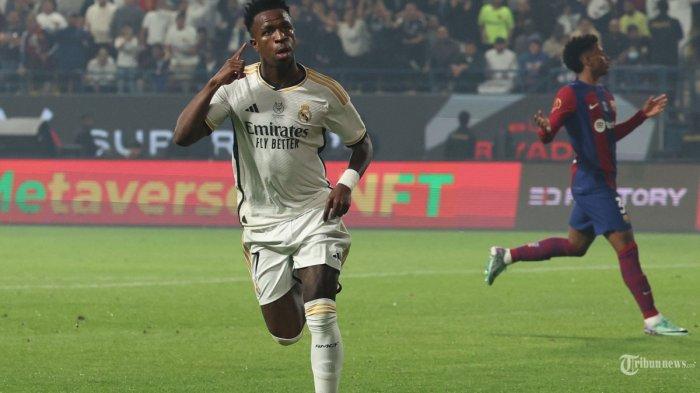 Penyerang Real Madrid asal Brazil Vinicius Junior merayakan setelah mencetak gol keduanya pada pertandingan sepak bola final Piala Super Spanyol antara Real Madrid dan Barcelona di Stadion Al-Awwal Park di Riyadh, pada 14 Januari 2024.