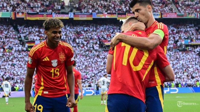 Penyerang Spanyol #10 Daniel Olmo merayakan gol melawan Jerman di Stuttgart Arena. Hasil Euro 2024, Spanyol menang 2-1 atas Jerman, Jumat (5/7/2024) malam.