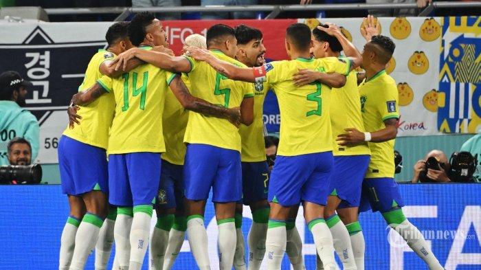 Penyerang Timnas Brasil, Vinicius Junior (kiri, tertutup pemain lain) melakukan selebrasi bersama rekan-rekan setimnya usai mencetak gol pertama timnya dalam laga sepak bola babak 16 besar Piala Dunia 2022 Qatar antara Brasil melawan Korea Selatan di Stadion 974, di Doha, Qatar, Senin (5/12/2022) waktu setempat.