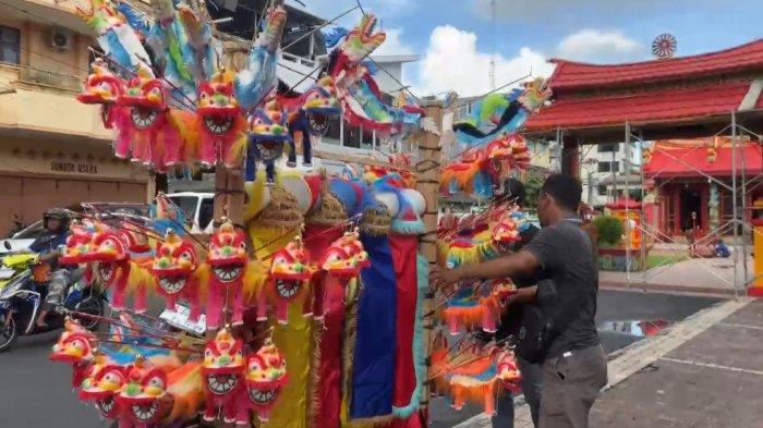 Pernak-pernik bermacam-macam dijual di depan Klenteng Ban Hin Kiong Manado mulai dengan model barongsai, naga, dan topeng singa