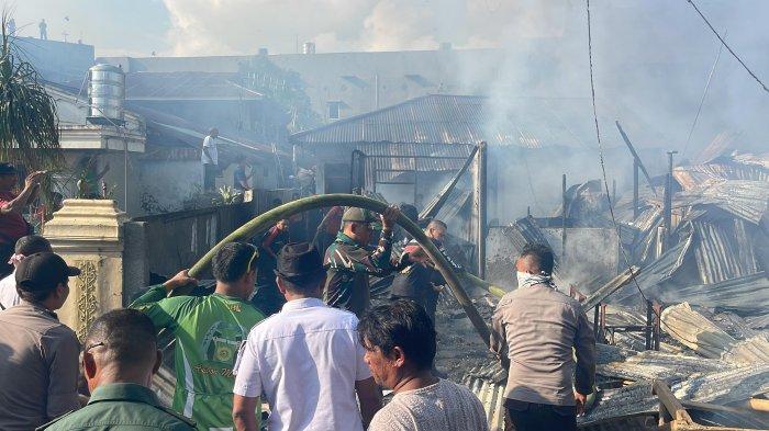 Personel gabungan dari TNI Polri, Pemkot Bitung bersama warga dan pedagang melakukan kerja malendong di lokasi lebakaran Pasar Girian