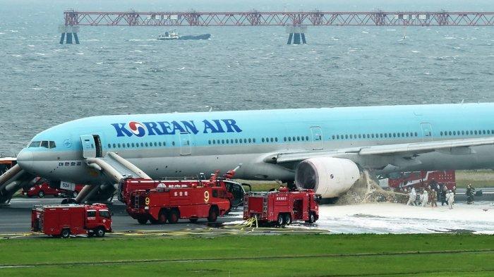 Pesawat Boeing 777 maskapai Korean Air alamai kerusakan di Bandara Internasional Haneda, Jepang, 27 Mei 2016 lalu.
