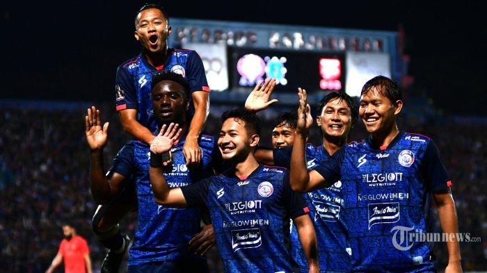 Pesepak bola Arema FC, Abel Issa Camara (kiri bawah) bersama rekan-rekannya berselebrasi usai menjebol gawang Borneo FC pada laga Leg Pertama Final Piala Presiden 2022 antara Arema FC melawan Borneo FC Samarinda di Stadion Kanjuruhan, Kabupaten Malang, Jawa Timur, Kamis (14/7/2022) malam.