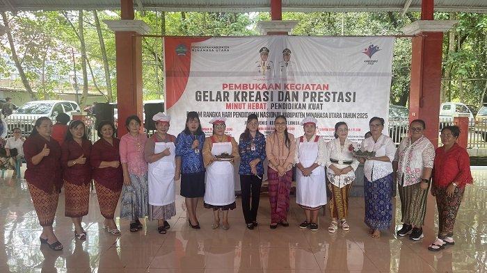 UNIK - Peserta lomba buat kue cucur tradisional. Peserta dari guru TK, SD dan Bunda Paud se Kecamatan di Kabupaten Minut, Sulut ikut lomba buat kue cucut tradisional dalam rangka Hardiknas 2025 di Minut, Jumat 2 Mei 2025.
