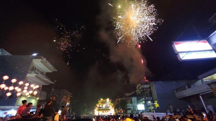 Pesta kembang api menyambut Imlek 2575 Kongzili di Kampung Cina Manado.