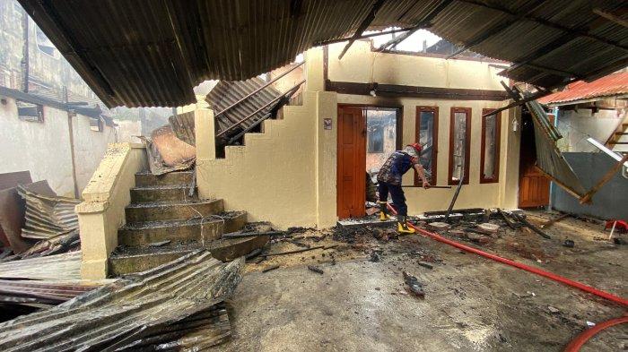 KEBAKARAN RUMAH - Kebakaran di Kolongan, Kota Tomohon, Sulawesi Utara (Rabu 14/5/2025). Dua rumah ludes terbakar.